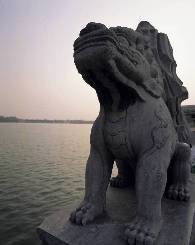 颐和园,宫殿,竖图,彩色,室外,白天,旅游,度假,湖,名胜古迹,标志建筑,地标,建筑,野生动物,雕塑,北京,中国,亚洲,游人,风俗,清澈,遗迹,艺术,装饰,雕刻,雕像,柱子,文化遗产,古迹,历史,文物,娱乐,建设,传统,古建筑,石雕,蓝天,动物,工艺品,湖水,天,享受,休闲,旅游胜地,放松,精神,竖,摄影,古代建筑,纪念,园林,美术,矗立,象征,美好,主题,耸立,凶猛,感受,陈列,古文明,东亚,昆明湖,中华人民共和国,功能,美学,威严,挺立,古代文明,明澈,清彻,清亮,制度,特征,残暴,凶残,彩图,旅行,bj174