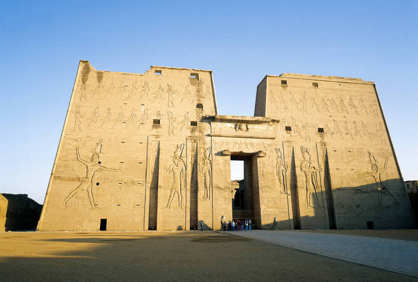 寺庙,横图,彩色,室外,白天,旅游,度假,名胜古迹,标志建筑,地标,建筑,非洲,埃及,清澈,遗迹,文化遗产,神庙,古迹,文化,文物,娱乐,建设,古建筑,石柱,蓝色,天空,天,享受,休闲,旅游胜地,放松,摄影,古代建筑,文明,古文明,北非,阿拉伯埃及共和国,金字塔之国,棉花之国,阿非利加洲,奇迹,古埃及文明,古代文明,明澈,清彻,清亮,埃德富,埃德富神庙,荷鲁斯神殿,彩图,旅行,庙,bj174