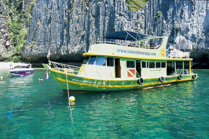 横图,彩色,室外,白天,旅游,度假,海洋,名胜古迹,标志建筑,地标,建筑,轮船,泰国,亚洲,游客,遗迹,热带,热带风光,古迹,文物,娱乐,建设,古建筑,游轮,游船,自然,海水,享受,休闲,石壁,旅游胜地,放松,摄影,峭壁,生活方式,海滨,度假村,美好,自然风光,南亚,古文明,皮皮岛,海,彩图,观光,旅行,bj174