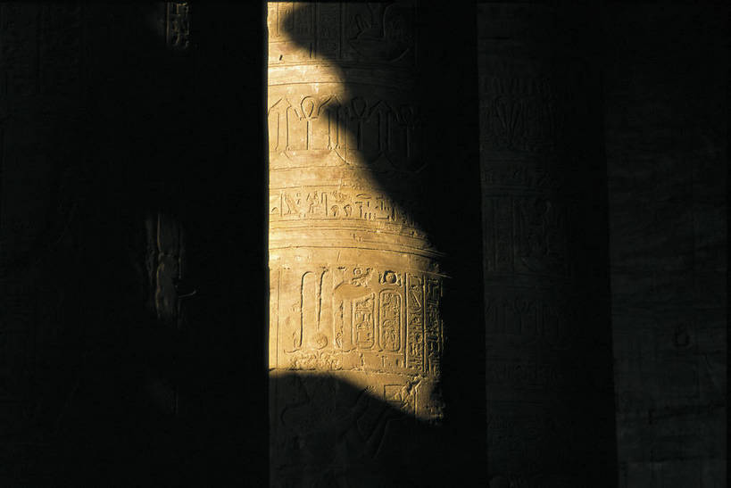 寺庙,横图,彩色,室外,白天,旅游,度假,名胜古迹,标志建筑,地标,建筑,非洲,埃及,遗迹,雕刻,墙,文化遗产,神庙,古迹,文化,文物,娱乐,建设,古建筑,石刻,壁画,享受,休闲,旅游胜地,放松,摄影,古代建筑,文明,古文明,北非,阿拉伯埃及共和国,金字塔之国,棉花之国,阿非利加洲,奇迹,古埃及文明,古代文明,埃德富,埃德富神庙,荷鲁斯神殿,彩图,旅行,庙,bj174