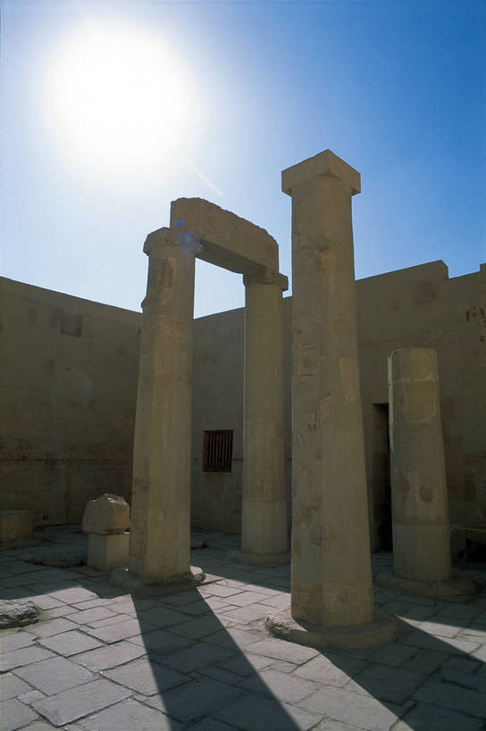 寺庙,竖图,彩色,室外,白天,旅游,度假,名胜古迹,标志建筑,城市,地标,建筑,非洲,埃及,清澈,遗迹,文化遗产,神庙,古迹,文化,文物,娱乐,建设,古建筑,石柱,蓝色,天空,天,享受,休闲,旅游胜地,放松,竖,摄影,古代建筑,神殿,矗立,文明,耸立,古文明,北非,首府,卢克索,阿拉伯埃及共和国,金字塔之国,棉花之国,挺立,阿非利加洲,卢克索省,奇迹,古埃及文明,古代文明,明澈,清彻,清亮,哈采普苏特神庙,哈特舍普苏特神庙,哈特谢普苏特神殿,哈特谢普苏特神庙,哈谢普苏神殿,哈谢普苏神庙,哈兹海普苏特女王殿,海普苏特神殿,海普苏特神庙,海普苏特王后神庙,赫雀瑟神庙,女王神殿,女王神庙,普苏特神殿,普苏特神庙,彩图,旅行,庙,埃及卢克索,bj174