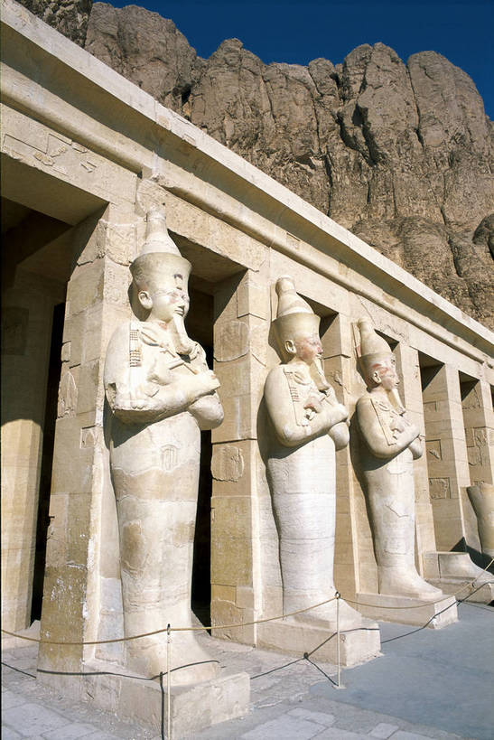 寺庙,竖图,彩色,室外,白天,旅游,度假,名胜古迹,标志建筑,城市,地标,建筑,非洲,埃及,清澈,遗迹,雕像,文化遗产,神像,神庙,古迹,文化,文物,娱乐,建设,古建筑,石雕,石柱,蓝色,天空,天,享受,休闲,旅游胜地,放松,竖,摄影,古代建筑,神殿,矗立,文明,近景,耸立,古文明,北非,首府,卢克索,阿拉伯埃及共和国,金字塔之国,棉花之国,挺立,阿非利加洲,卢克索省,奇迹,古埃及文明,古代文明,明澈,清彻,清亮,哈采普苏特神庙,哈特舍普苏特神庙,哈特谢普苏特神殿,哈特谢普苏特神庙,哈谢普苏神殿,哈谢普苏神庙,哈兹海普苏特女王殿,海普苏特神殿,海普苏特神庙,海普苏特王后神庙,赫雀瑟神庙,女王神殿,女王神庙,普苏特神殿,普苏特神庙,彩图,旅行,庙,埃及卢克索,bj174