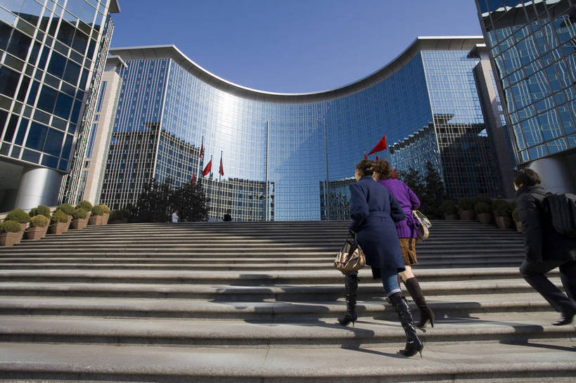 横图,彩色,室外,白天,旅游,度假,美景,天际线,城市风光,城市,建筑,北京,中国,亚洲,繁华,景观,娱乐,建筑物,王府井,享受,休闲,景色,放松,金融,摄影,经济,晴天,流通,贸易,东亚,发展,中华人民共和国,繁荣,进步,发达,金融区,年轻女性,彩图,旅行,高楼,bj174