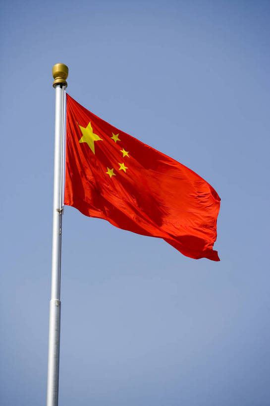 竖图,彩色,室外,特写,白天,旅游,城市,建筑,指示牌,国旗,北京,天安门广场,中国,亚洲,标志,纪念碑,历史,标识,红旗,建筑物,红色,蓝天,天空,天,竖,摄影,纪念,政治,东亚,发展,爱国,中华人民共和国,发达,共产主义,彩图,旅行,红,bj174