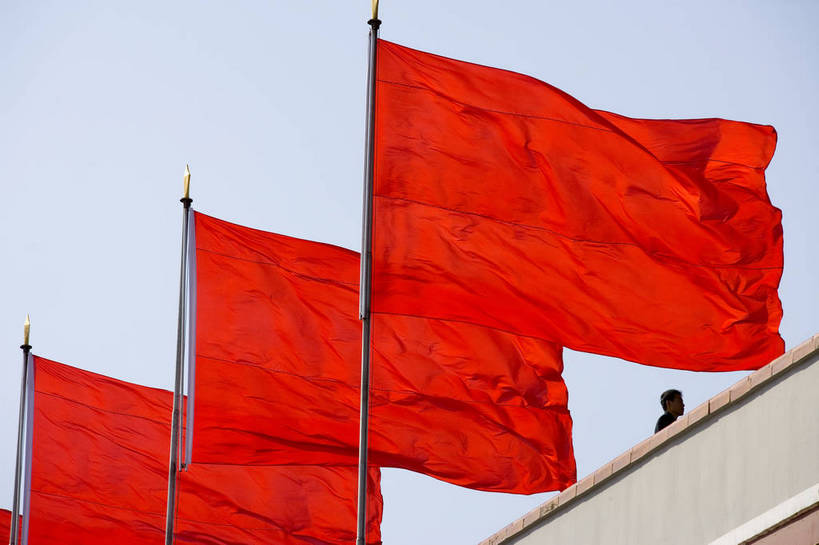 横图,彩色,室外,白天,旅游,城市,建筑,指示牌,北京,中国,亚洲,标志,纪念碑,历史,标识,红旗,建筑物,红色,摄影,纪念,政治,东亚,发展,中华人民共和国,发达,共产主义,彩图,旅行,红,bj174