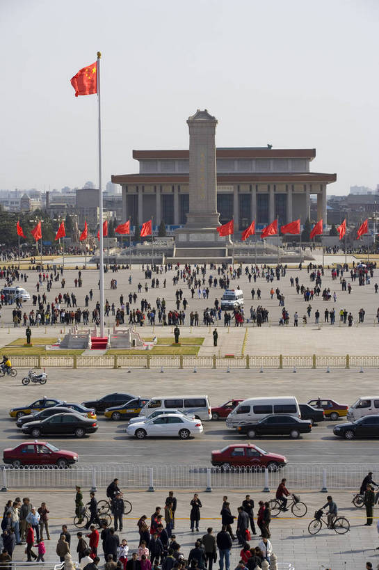 人群,竖图,彩色,室外,白天,旅游,度假,美景,城市风光,城市,建筑,指示牌,北京,天安门广场,中国,亚洲,标志,景观,纪念碑,历史,娱乐,标识,红旗,建筑物,红色,享受,休闲,景色,放松,竖,摄影,纪念,政治,东亚,发展,人民英雄纪念碑,中华人民共和国,毛主席纪念堂,发达,共产主义,毛泽东纪念堂,彩图,旅行,高楼,红,bj174