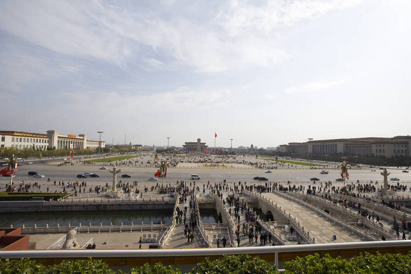 人群,横图,全景,彩色,室外,白天,旅游,度假,美景,城市风光,城市,建筑,指示牌,北京,天安门广场,中国,亚洲,标志,景观,纪念碑,历史,娱乐,标识,红旗,建筑物,红色,享受,休闲,景色,放松,摄影,纪念,政治,东亚,发展,人民英雄纪念碑,中华人民共和国,毛主席纪念堂,发达,共产主义,毛泽东纪念堂,彩图,旅行,高楼,红,bj174