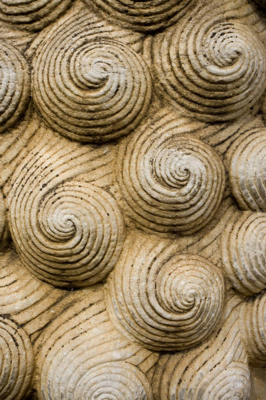 竖图,彩色,室外,特写,白天,旅游,石头,雕塑,北京,十三陵,中国,亚洲,行人,游客,游人,局部,节日,艺术,装饰,雕刻,雕像,浮雕,石子,塑像,文化遗产,纪念碑,艺术品,首都,历史,文化,路人,旅客,古代,工艺品,祈祷,健康,竖,许愿,摄影,宗教,信仰,纪念,祈求,美术,权威,高贵,文明,主题,陈列,东亚,中华人民共和国,北京市,京,北平,华北地区,功能,美学,权力,权势,昌平区,古远,势力,过客,明十三陵,天寿山,平安,石,石块,旅游者,彩图,旅行,传统文化,昌平,明陵,bj174