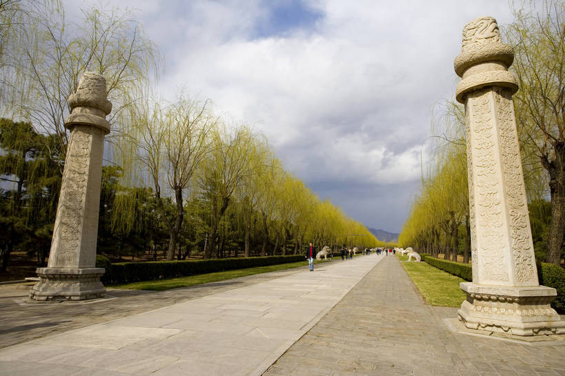 横图,彩色,室外,特写,白天,旅游,石头,雕塑,北京,十三陵,中国,亚洲,行人,游客,游人,柱,局部,节日,艺术,装饰,雕刻,雕像,浮雕,石子,塑像,柱子,文化遗产,纪念碑,艺术品,首都,历史,文化,路人,旅客,树,古代,工艺品,祈祷,健康,许愿,摄影,宗教,信仰,纪念,祈求,美术,权威,高贵,文明,中国文化,主题,陈列,东亚,中华人民共和国,北京市,京,北平,华北地区,功能,美学,权力,权势,昌平区,古远,势力,过客,明十三陵,天寿山,平安,石,石块,旅游者,彩图,旅行,传统文化,昌平,明陵,bj174