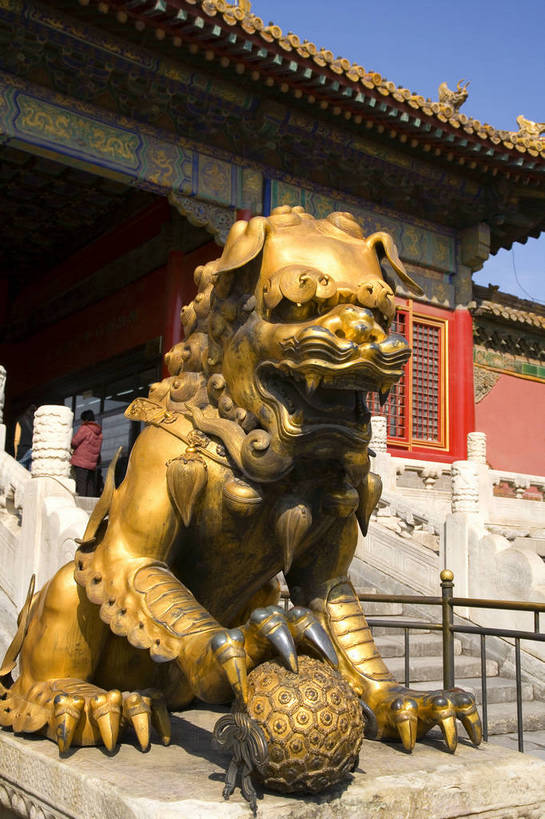 故宫,宫殿,竖图,彩色,室外,白天,旅游,建筑,狮子,金属制品,雕塑,北京,中国,亚洲,局部,金属,龙,雕刻,雕像,塑像,首都,历史,建筑物,古代,蓝色,容器,紫禁城,闪耀,橙色,竖,摄影,储藏,严肃,部分,固定,蓝,权威,缸,铜,闪烁,镀金,储存,中国文化,狮,东亚,结实,首府,青铜,中华人民共和国,安稳,牢固,可靠,权力,威严,权势,闪动,闪灼,古远,巩固,坚固,牢靠,势力,尊严,橙,彩图,旅行,贮存,传统文化,bj174