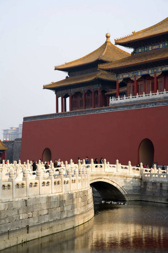 故宫,宫殿,竖图,彩色,室外,白天,旅游,度假,名胜古迹,标志建筑,地标,建筑,北京,中国,亚洲,行人,游客,游人,遗迹,龙,文化遗产,首都,古迹,历史,文物,娱乐,建设,大厅,古建筑,路人,旅客,建筑物,古代,紫禁城,享受,休闲,旅游胜地,放松,竖,摄影,严肃,权威,高贵,中国文化,古文明,东亚,首府,中华人民共和国,权力,威严,权势,古远,会堂,势力,尊严,过客,河,旅游者,彩图,旅行,传统文化,bj174