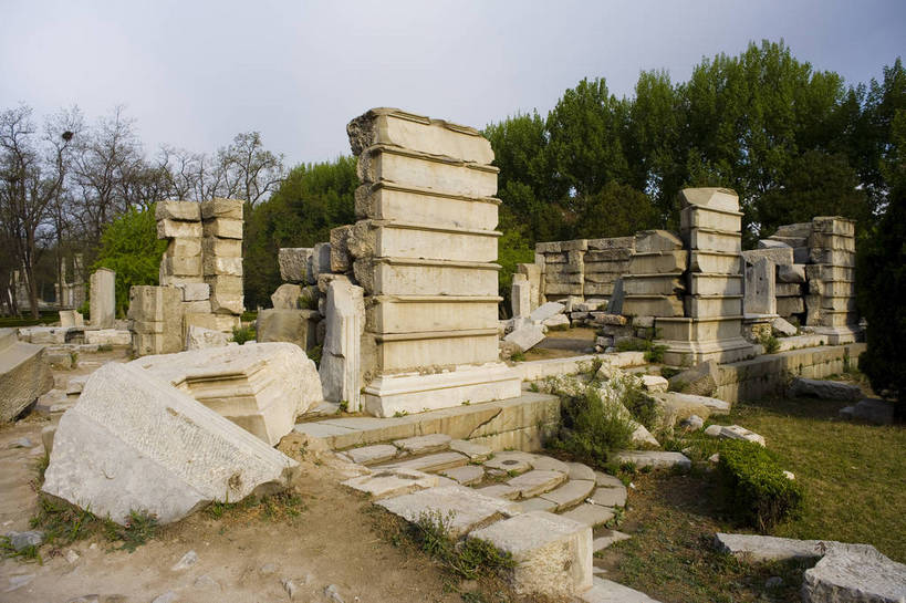 公园,横图,彩色,室外,白天,旅游,石头,建筑,北京,圆明园,中国,亚洲,清澈,遗迹,石子,亭子,文化遗产,首都,历史,遗址,废墟,建筑物,树,古代,蓝色,绿色,天空,休闲,摄影,活动,严肃,明亮,蓝,权威,中国文化,绿,东亚,海淀区,首府,中华人民共和国,北京市,京,北平,华北地区,权力,威严,权势,古远,空闲,明澈,清彻,清亮,势力,尊严,石,石块,彩图,旅行,圆明园遗址,圆明园遗址公园,传统文化,bj174