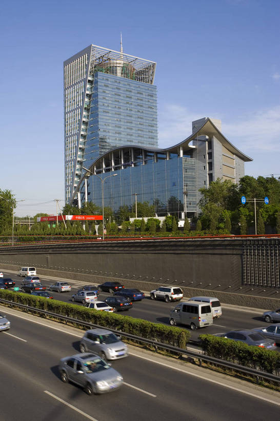 竖图,彩色,室外,白天,旅游,度假,美景,城市风光,城市,道路,建筑,街道,路,公路,汽车,北京,中国,亚洲,景观,车流,交通,首都,娱乐,现代,建筑物,车,树,天空,交通工具,轿车,享受,休闲,景色,放松,摄影,中国文化,载具,东亚,发展,中关村,首府,中华人民共和国,发达,马路,彩图,旅行,高楼,传统文化,中关村科技园,bj174