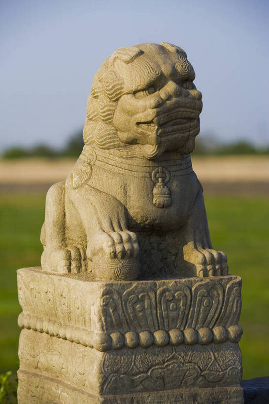 竖图,彩色,特写,旅游,度假,名胜古迹,标志建筑,地标,建筑,哺乳动物,野生动物,狮子,工艺美术品,雕塑,北京,中国,亚洲,局部,清澈,遗迹,艺术,装饰,雕刻,雕像,浮雕,墙,文化遗产,艺术品,首都,古迹,历史,文物,娱乐,建设,城墙,古建筑,石雕,建筑物,墙壁,墙面,古代,蓝色,天空,动物,工艺品,享受,休闲,旅游胜地,放松,竖,摄影,纪念,工艺,坚硬,明亮,美术,蓝,中国文化,狮,主题,防御,凶猛,陈列,古文明,东亚,首府,中华人民共和国,北京市,京,北平,华北地区,功能,美学,丰台区,古远,明澈,清彻,清亮,坚固,残暴,凶残,石,彩图,旅行,宛平,宛平城,传统文化,bj174