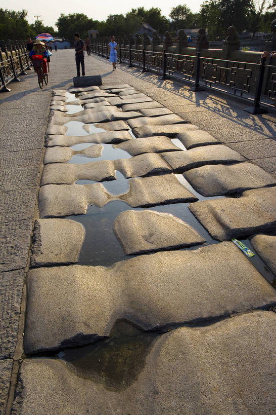 竖图,彩色,特写,旅游,度假,名胜古迹,标志建筑,地标,建筑,哺乳动物,野生动物,狮子,工艺美术品,雕塑,北京,中国,亚洲,局部,清澈,遗迹,艺术,装饰,雕刻,雕像,浮雕,墙,文化遗产,艺术品,首都,古迹,历史,文物,娱乐,建设,城墙,古建筑,石雕,建筑物,墙壁,墙面,古代,蓝色,天空,动物,工艺品,享受,休闲,旅游胜地,放松,竖,摄影,纪念,工艺,坚硬,明亮,美术,蓝,中国文化,狮,主题,防御,凶猛,陈列,古文明,东亚,首府,中华人民共和国,北京市,京,北平,华北地区,功能,美学,丰台区,古远,明澈,清彻,清亮,坚固,残暴,凶残,石,彩图,旅行,宛平,宛平城,传统文化,bj174