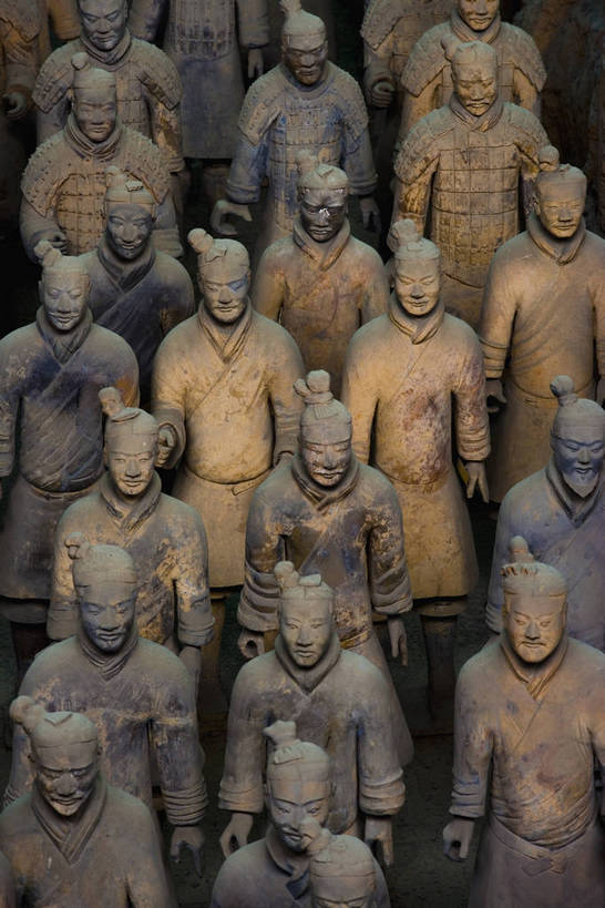 竖图,彩色,室内,特写,白天,旅游,度假,名胜古迹,标志建筑,地标,建筑,雕塑,兵马俑,西安,中国,亚洲,许多,士兵,局部,遗迹,艺术,装饰,雕刻,雕像,浮雕,塑像,泥土,文化遗产,艺术品,很多,古迹,历史,文物,娱乐,建设,古建筑,建筑物,古代,工艺品,享受,休闲,旅游胜地,放松,竖,摄影,古董,纪念,战士,美术,古物,文明,中国文化,主题,陈列,古玩,古文明,东亚,武装,陕西,陕西省,军队,中华人民共和国,功能,美学,古远,古代文明,一致,男人,男性,彩图,旅行,传统文化,服从,bj174