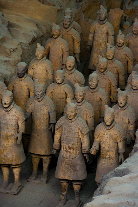 竖图,彩色,室内,特写,白天,旅游,度假,名胜古迹,标志建筑,地标,建筑,雕塑,兵马俑,西安,中国,亚洲,许多,士兵,局部,遗迹,艺术,装饰,雕刻,雕像,浮雕,塑像,泥土,文化遗产,艺术品,很多,古迹,历史,文物,娱乐,建设,古建筑,建筑物,古代,工艺品,享受,休闲,旅游胜地,放松,竖,摄影,古董,纪念,战士,美术,古物,文明,中国文化,主题,陈列,古玩,古文明,东亚,武装,陕西,陕西省,军队,中华人民共和国,功能,美学,古远,古代文明,一致,男人,男性,彩图,旅行,传统文化,服从,bj174