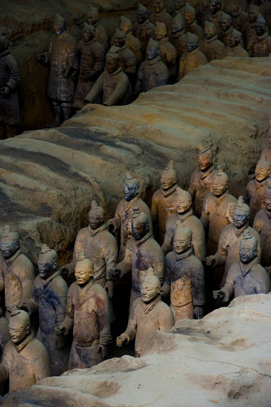 竖图,彩色,室内,特写,白天,旅游,度假,名胜古迹,标志建筑,地标,建筑,雕塑,兵马俑,西安,中国,亚洲,许多,士兵,局部,遗迹,艺术,装饰,雕刻,雕像,浮雕,塑像,泥土,文化遗产,艺术品,很多,古迹,历史,文物,娱乐,建设,古建筑,建筑物,古代,工艺品,享受,休闲,旅游胜地,放松,竖,摄影,古董,纪念,战士,美术,古物,文明,中国文化,主题,陈列,古玩,古文明,东亚,武装,陕西,陕西省,军队,中华人民共和国,功能,美学,古远,古代文明,一致,男人,男性,彩图,旅行,传统文化,服从,bj174