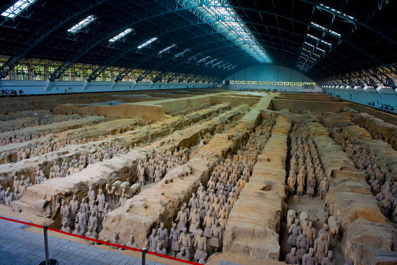 横图,彩色,室内,特写,白天,旅游,度假,名胜古迹,标志建筑,地标,建筑,雕塑,兵马俑,西安,中国,亚洲,许多,士兵,局部,遗迹,艺术,装饰,雕刻,雕像,浮雕,塑像,泥土,文化遗产,艺术品,很多,古迹,历史,文物,娱乐,建设,古建筑,建筑物,古代,工艺品,享受,休闲,旅游胜地,放松,摄影,古董,纪念,战士,美术,古物,文明,中国文化,主题,陈列,古玩,古文明,东亚,武装,陕西,陕西省,军队,中华人民共和国,功能,美学,古远,古代文明,一致,男人,男性,彩图,旅行,传统文化,服从,bj174