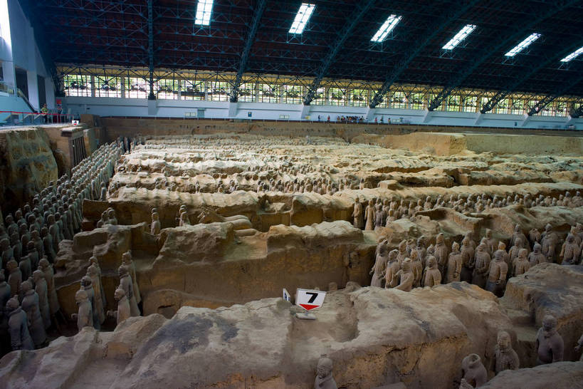 横图,彩色,室内,特写,白天,旅游,度假,名胜古迹,标志建筑,地标,建筑,雕塑,兵马俑,西安,中国,亚洲,许多,士兵,局部,遗迹,艺术,装饰,雕刻,雕像,浮雕,塑像,泥土,文化遗产,艺术品,很多,古迹,历史,文物,娱乐,建设,古建筑,建筑物,古代,工艺品,享受,休闲,旅游胜地,放松,摄影,古董,纪念,战士,美术,古物,文明,中国文化,主题,陈列,古玩,古文明,东亚,武装,陕西,陕西省,军队,中华人民共和国,功能,美学,古远,古代文明,一致,男人,男性,彩图,旅行,传统文化,服从,bj174