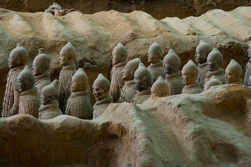 横图,彩色,室内,特写,白天,旅游,度假,名胜古迹,标志建筑,地标,建筑,雕塑,兵马俑,西安,中国,亚洲,许多,士兵,局部,遗迹,艺术,装饰,雕刻,雕像,浮雕,塑像,泥土,文化遗产,艺术品,很多,古迹,历史,文物,娱乐,建设,古建筑,建筑物,古代,工艺品,享受,休闲,旅游胜地,放松,摄影,古董,纪念,战士,美术,古物,文明,中国文化,主题,陈列,古玩,古文明,东亚,武装,陕西,陕西省,军队,中华人民共和国,功能,美学,古远,古代文明,一致,男人,男性,彩图,旅行,传统文化,服从,bj174