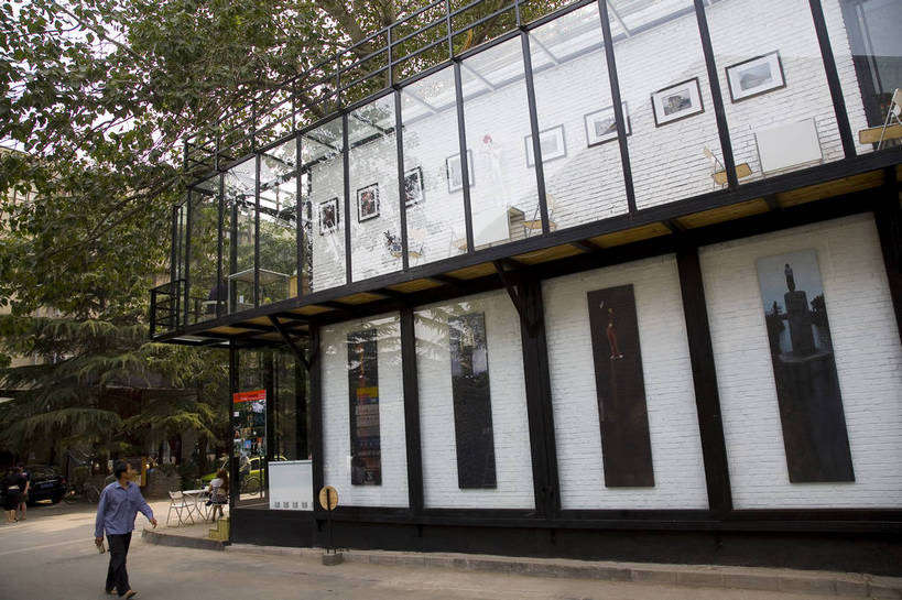 博物馆,家,横图,彩色,白天,旅游,时尚,水,桌子,城市,地标,建筑,油画,北京,中国,亚洲,破旧,艺术,陈旧,标志,雕像,符号,塑像,房屋,屋子,艺术品,首都,流行,漂亮,标识,楼房,石雕,展品,建筑物,住宅,展示,潮流,摄影,展览,美术,时髦,残破,美术馆,中国文化,美术品,画廊,陈列,东亚,发展,首府,中华人民共和国,时兴,发达,版画,设计,彩图,旅行,房子,798艺术区,传统文化,bj174