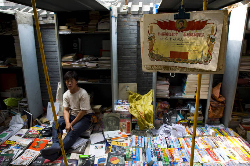 横图,彩色,室外,白天,购物,消费,北京,中国,亚洲,许多,破旧,陈旧,集市,市场,首都,很多,广告,古玩市场,零售,金融,摄影,古董,挑选,古物,旧的,残破,中国文化,选择,选购,贸易,古玩,东亚,中华人民共和国,北京市,京,北平,华北地区,朝阳区,血拼,变化,差别,跳蚤市场,书,彩图,北京潘家园旧货市场,潘家园街道,潘家园旧货市场,招贴,传统文化,bj174