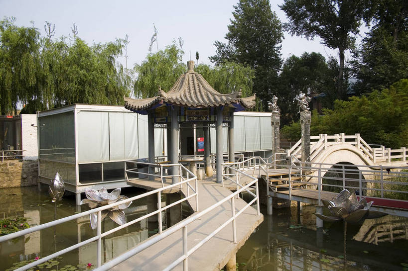 横图,彩色,室外,白天,度假,美景,水,城市风光,城市,道路,建筑,街道,路,公路,北京,中国,亚洲,艺术,亭子,景观,桥,艺术品,交通,首都,文化,娱乐,建筑物,享受,休闲,景色,放松,摄影,美术,中国文化,东亚,中华人民共和国,北京市,京,北平,华北地区,朝阳区,设计,马路,彩图,传统文化,酒厂国际艺术园,bj174