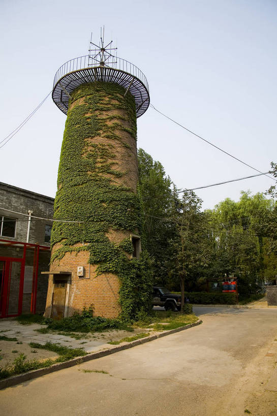 竖图,彩色,室外,白天,度假,美景,城市风光,城市,道路,建筑,街道,路,公路,北京,中国,亚洲,艺术,景观,交通,首都,文化,娱乐,建筑物,享受,休闲,景色,放松,竖,摄影,中国文化,东亚,中华人民共和国,北京市,京,北平,华北地区,朝阳区,马路,彩图,传统文化,酒厂国际艺术园,bj174