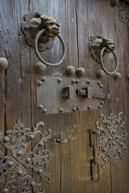 竖图,彩色,室外,白天,旅游,门,道路,胡同,建筑,街道,路,公路,北京,中国,亚洲,风俗,破旧,陈旧,民俗,小巷,交通,首都,传统,建筑物,精神,竖,摄影,旧的,残破,中国文化,东亚,中华人民共和国,制度,马路,彩图,旅行,老城区,居住区,传统文化,bj174