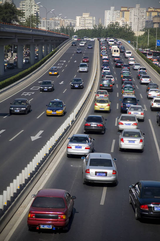 竖图,彩色,室外,白天,道路,建筑,路,公路,汽车,北京,中国,亚洲,车流,交通,建筑物,车,交通工具,轿车,运输,摄影,中国文化,载具,东亚,发展,中华人民共和国,发达,马路,彩图,传统文化,bj174