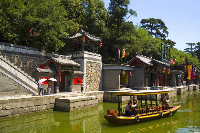 横图,彩色,室外,白天,旅游,度假,名胜古迹,标志建筑,地标,建筑,船,北京,避暑山庄,中国,亚洲,清澈,遗迹,亭子,文化遗产,小船,古迹,文物,娱乐,建设,古建筑,建筑物,游船,树,蓝色,绿色,天空,享受,休闲,旅游胜地,放松,摄影,明亮,蓝,权威,高贵,中国文化,绿,参观,古文明,东亚,中华人民共和国,华北地区,权力,河北,河北省,冀,权势,承德,承德市,空闲,明澈,清彻,清亮,势力,河,旅游者,彩图,旅行,承德避暑山庄,传统文化,艇,bj174