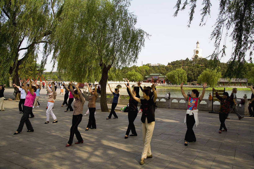 人群,公园,横图,彩色,锻炼,旅游,跳舞,运动,湖,北海公园,北京,中国,亚洲,一群人,晨练,摄影,中国文化,室外运动,户外运动,东亚,中华人民共和国,僻静,幽静,体育,彩图,健身,旅行,传统文化,bj174