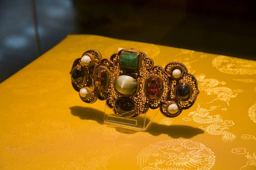 横图,室内,旅游,度假,北京,十三陵,中国,亚洲,遗迹,艺术品,首都,文物,娱乐,享受,休闲,放松,财富,纪念,留念,展览,皇帝,权威,高贵,中国文化,珍宝,珍藏,怀念,参观,陈列,东亚,中华人民共和国,北京市,京,北平,华北地区,权力,统治,权势,昌平区,财产,天子,九五之尊,圣上,统治者,陛下,官家,势力,明十三陵,天寿山,展览会,金钱,目的地,金子,定陵,昌平,明成祖,永乐大帝,永乐帝,永乐皇帝,朱棣,明陵,银子,bj174