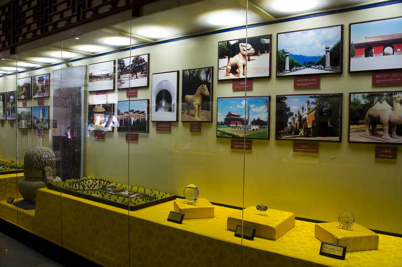 横图,室内,旅游,度假,北京,十三陵,中国,亚洲,遗迹,艺术品,首都,文物,娱乐,享受,休闲,放松,财富,纪念,留念,展览,皇帝,权威,高贵,中国文化,珍宝,珍藏,怀念,参观,陈列,东亚,中华人民共和国,北京市,京,北平,华北地区,权力,统治,权势,昌平区,财产,天子,九五之尊,圣上,统治者,陛下,官家,势力,明十三陵,天寿山,展览会,金钱,目的地,金子,定陵,昌平,明成祖,永乐大帝,永乐帝,永乐皇帝,朱棣,明陵,银子,bj174