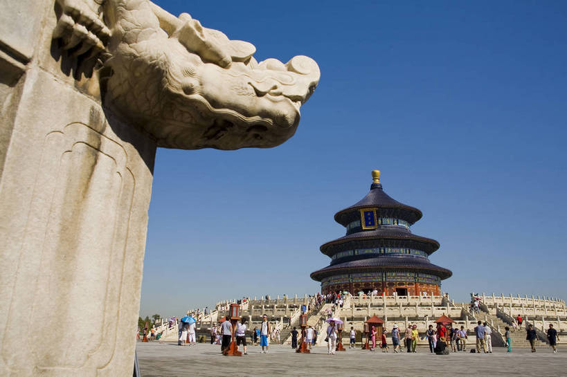 天坛,宫殿,横图,彩色,室外,白天,旅游,度假,建材,石头,名胜古迹,标志建筑,地标,建筑,雕塑,北京,中国,亚洲,行人,游客,游人,遗迹,艺术,装饰,圆形,龙,雕刻,雕像,瓦片,屋顶,文化遗产,走廊,瓦,古迹,文物,娱乐,建设,古建筑,路人,旅客,墙壁,红色,蓝色,绿色,工艺品,享受,休闲,旅游胜地,放松,摄影,建造,纪念,五颜六色,石栏,美术,色彩斑斓,祭祀,中国文化,主题,五彩缤纷,参观,陈列,建筑材料,古文明,东亚,屋瓦,中华人民共和国,功能,美学,五彩斑斓,五光十色,过客,旅游者,彩图,旅行,目的地,屋面瓦,bj174