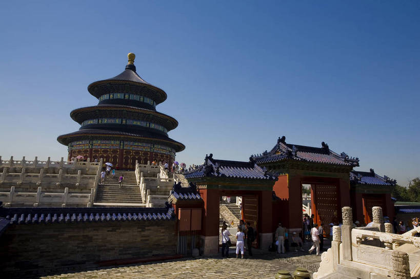 天坛,宫殿,横图,彩色,室外,白天,旅游,度假,建材,石头,名胜古迹,标志建筑,地标,建筑,雕塑,北京,中国,亚洲,行人,游客,游人,遗迹,艺术,装饰,龙,雕刻,雕像,浮雕,瓦片,屋顶,文化遗产,走廊,瓦,古迹,文物,娱乐,建设,古建筑,路人,旅客,墙壁,红色,蓝色,绿色,工艺品,享受,休闲,旅游胜地,放松,摄影,建造,纪念,五颜六色,石栏,美术,色彩斑斓,祭祀,中国文化,主题,五彩缤纷,参观,陈列,建筑材料,古文明,东亚,屋瓦,中华人民共和国,功能,美学,五彩斑斓,五光十色,过客,旅游者,彩图,旅行,目的地,屋面瓦,bj174