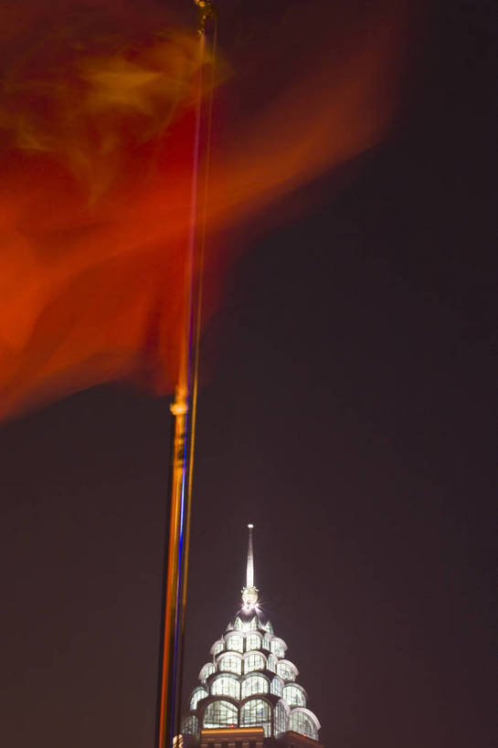 码头,竖图,俯视,彩色,室外,旅游,度假,河流,美景,名胜古迹,城市风光,标志建筑,城市,道路,地标,高速公路,建筑,路,夜景,公路,上海,中国,亚洲,遗迹,路标,景观,交通,古迹,文物,娱乐,建设,古建筑,黄浦江,外滩,享受,休闲,旅游胜地,景色,放松,摄影,申,黄浦区,古文明,东亚,浦东发展银行大楼,中山东一路,上海市,中华人民共和国,沪,华东地区,旗,夜,马路,旅行,目的地,黄埔滩,上海外滩,外黄埔滩,高等级公路,bj174