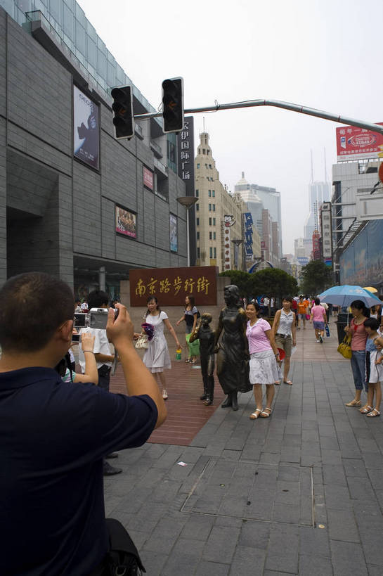 商店,竖图,彩色,购物,度假,美景,城市风光,城市,建筑,街道,上海,中国,亚洲,景观,交通,许多人,娱乐,南京路,一群人,享受,休闲,景色,放松,摄影,东亚,中华人民共和国,旅行,目的地,bj174