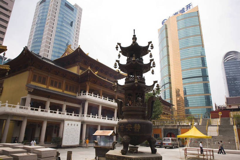 横图,彩色,室外,白天,度假,美景,门,城市风光,城市,建筑,上海,中国,亚洲,木制,香炉,楼阁,屋顶,景观,交通,娱乐,现代建筑,木制品,享受,休闲,景色,放松,摄影,古代建筑,东亚,中华人民共和国,旅行,目的地,庙,bj174