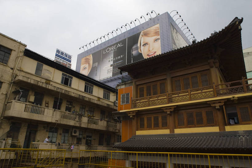 横图,彩色,室外,白天,度假,美景,门,城市风光,城市,建筑,上海,中国,亚洲,木制,楼阁,屋顶,景观,交通,娱乐,广告,木制品,享受,休闲,景色,放松,摄影,东亚,中华人民共和国,旅行,目的地,庙,bj174