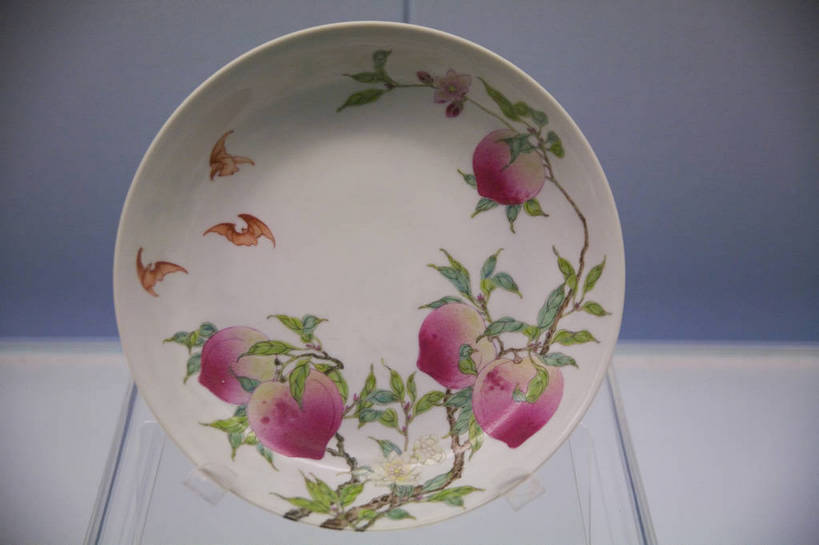 横图,彩色,室内,蝙蝠,上海,中国,亚洲,彩绘,盘,陶瓷,文化遗产,陶瓷制品,古典,历史,文化,文物,古代,工艺品,桃,摄影,上海博物馆,古董,古物,中国文化,古玩,东亚,中华人民共和国,古远,古代文明,传统文化,bj174