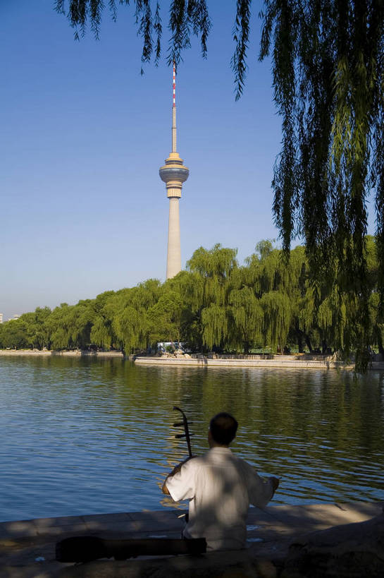 竖图,彩色,室外,白天,旅游,湖,美景,建筑,北京,中国,亚洲,塔,二胡,树,老人,自然,摄影,美好,东亚,中央广播电视塔,中华人民共和国,彩图,旅行,目的地,玉渊潭公园,bj174