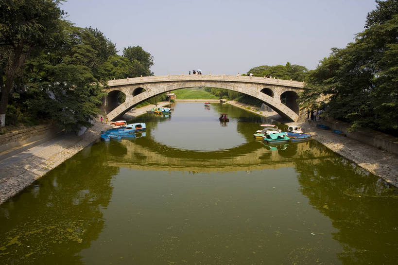 横图,彩色,室外,白天,旅游,度假,名胜古迹,标志建筑,地标,建筑,船,中国,遗迹,图片,文化遗产,建筑群,桥,古典,古迹,文物,娱乐,建设,古建筑,石桥,树木,享受,休闲,旅游胜地,放松,摄影,古代建筑,石拱桥,中国文化,古文明,东亚,河北,河,旅行,传统文化,赵州桥,bj174