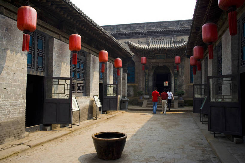 横图,彩色,室外,白天,旅游,建筑,中国,亚洲,木制,灯笼,雕刻,书法,瓦片,庭院,屋顶,文化遗产,古城,盆景,历史,红灯笼,木刻,民居,古代,木制品,摄影,天井,中国文化,东亚,山西,山西省,清朝,砖雕,中华人民共和国,华北地区,晋,晋中,晋中市,古远,古代文明,乔家大院,彩图,旅行,目的地,传统文化,祁县,祁县民俗博物馆,bj174