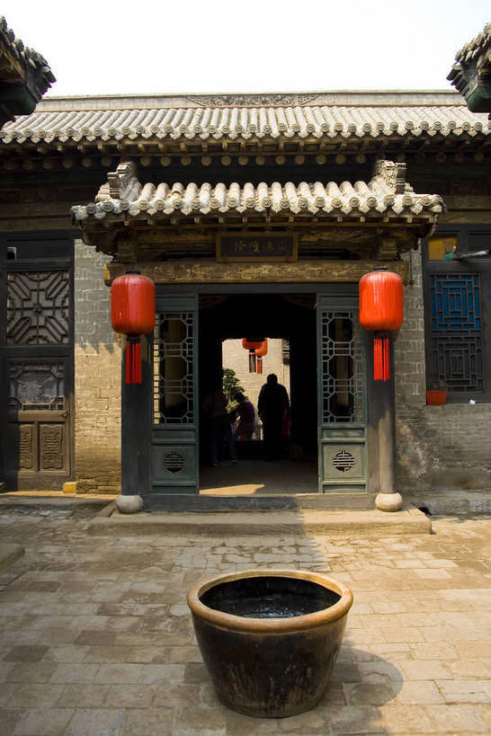 竖图,彩色,室外,白天,旅游,建筑,中国,亚洲,木制,彩绘,灯笼,瓦片,木门,水缸,庭院,屋顶,文化遗产,古城,历史,红灯笼,木刻,民居,古代,木制品,摄影,天井,中国文化,东亚,山西,山西省,清朝,砖雕,中华人民共和国,华北地区,晋,晋中,晋中市,古远,古代文明,乔家大院,彩图,旅行,目的地,传统文化,祁县,祁县民俗博物馆,bj174