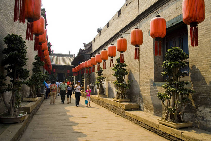 横图,彩色,室外,白天,旅游,建筑,中国,亚洲,木制,彩绘,灯笼,瓦片,庭院,屋顶,文化遗产,古城,盆景,历史,红灯笼,木刻,民居,古代,木制品,摄影,天井,中国文化,东亚,山西,山西省,清朝,砖雕,中华人民共和国,华北地区,晋,晋中,晋中市,古远,古代文明,乔家大院,彩图,旅行,目的地,传统文化,祁县,祁县民俗博物馆,bj174