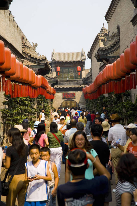 横图,竖图,彩色,室外,白天,旅游,建筑,中国,亚洲,木制,彩绘,灯笼,瓦片,庭院,屋顶,文化遗产,古城,盆景,历史,红灯笼,木刻,民居,古代,木制品,摄影,天井,中国文化,东亚,山西,山西省,清朝,砖雕,中华人民共和国,华北地区,晋,晋中,晋中市,古远,古代文明,乔家大院,彩图,旅行,目的地,传统文化,祁县,祁县民俗博物馆,bj174