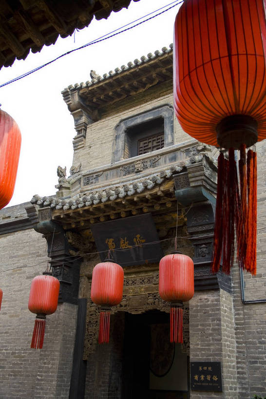 竖图,彩色,室外,白天,旅游,建筑,中国,亚洲,木制,彩绘,灯笼,雕刻,书法,瓦片,庭院,屋顶,文化遗产,古城,历史,红灯笼,木刻,民居,古代,木制品,摄影,天井,中国文化,东亚,山西,山西省,清朝,砖雕,中华人民共和国,华北地区,晋,晋中,晋中市,古远,古代文明,乔家大院,彩图,旅行,目的地,传统文化,祁县,祁县民俗博物馆,bj174