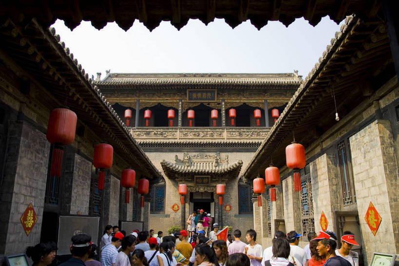 横图,彩色,室外,白天,旅游,建筑,中国,亚洲,木制,彩绘,灯笼,雕刻,书法,瓦片,庭院,屋顶,文化遗产,古城,历史,红灯笼,木刻,民居,古代,木制品,摄影,天井,中国文化,东亚,山西,山西省,清朝,砖雕,中华人民共和国,华北地区,晋,晋中,晋中市,古远,古代文明,乔家大院,彩图,旅行,目的地,传统文化,祁县,祁县民俗博物馆,bj174